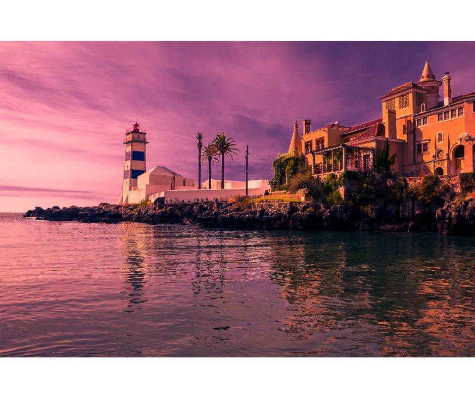 Vue d'une maison et d'un fort au bord de la mer à Cascais