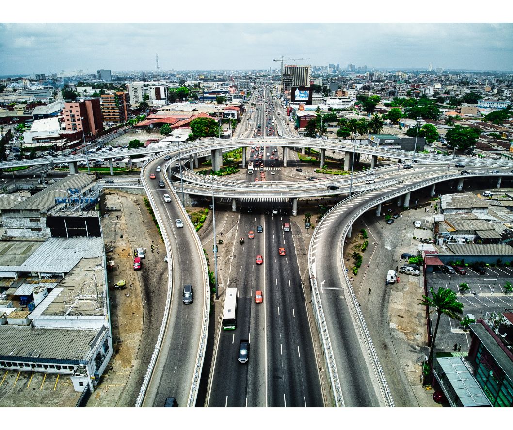 Vue aérienne des routes et autoroutes d'Abidjan.