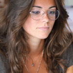 Jeune femme qui travaille sur sa stratégie SEO et RGPD
