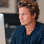 Homme en agence travaillant sur sa stratégie de cluster SEO