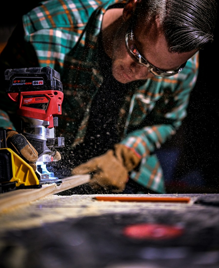 Artisan au travail avec une perceuse dans son atelier