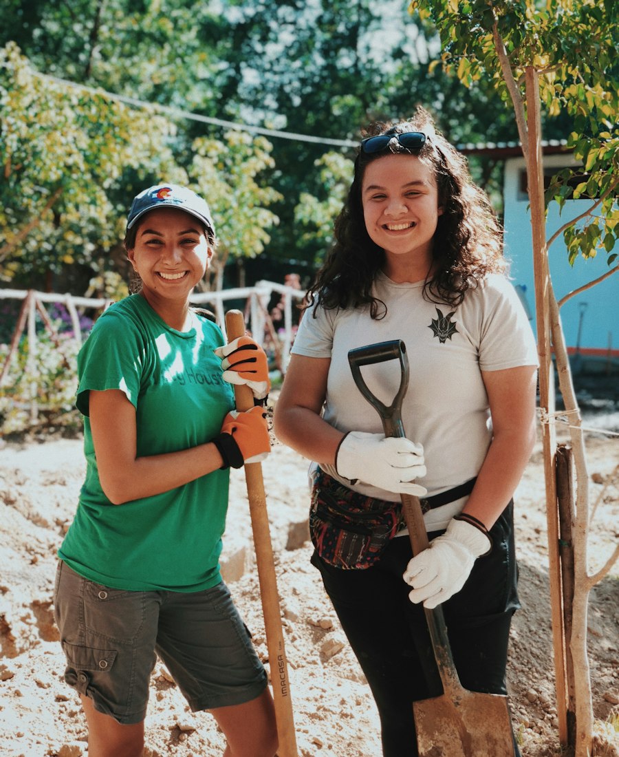 Deux bénévoles souriantes lors d’une action de plantation associative