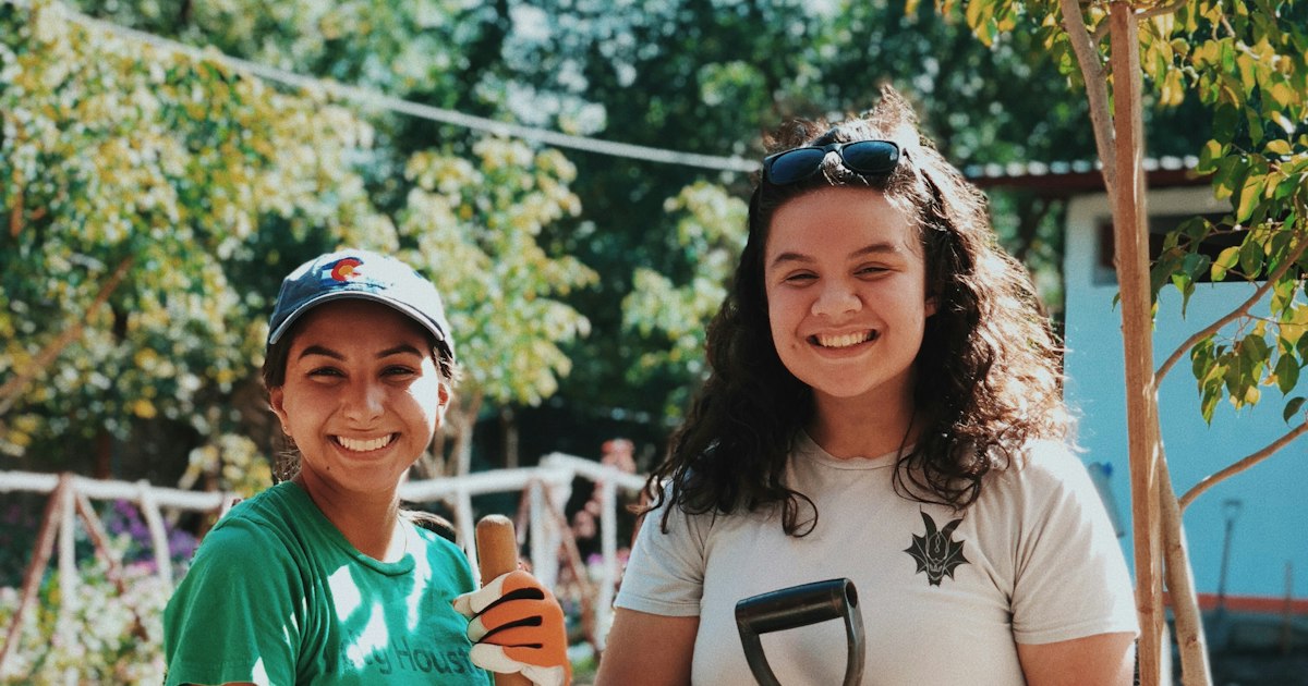 Deux bénévoles souriantes lors d’une action de plantation associative